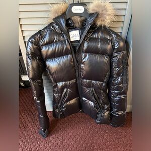 Sam jacket in size xs and color black.